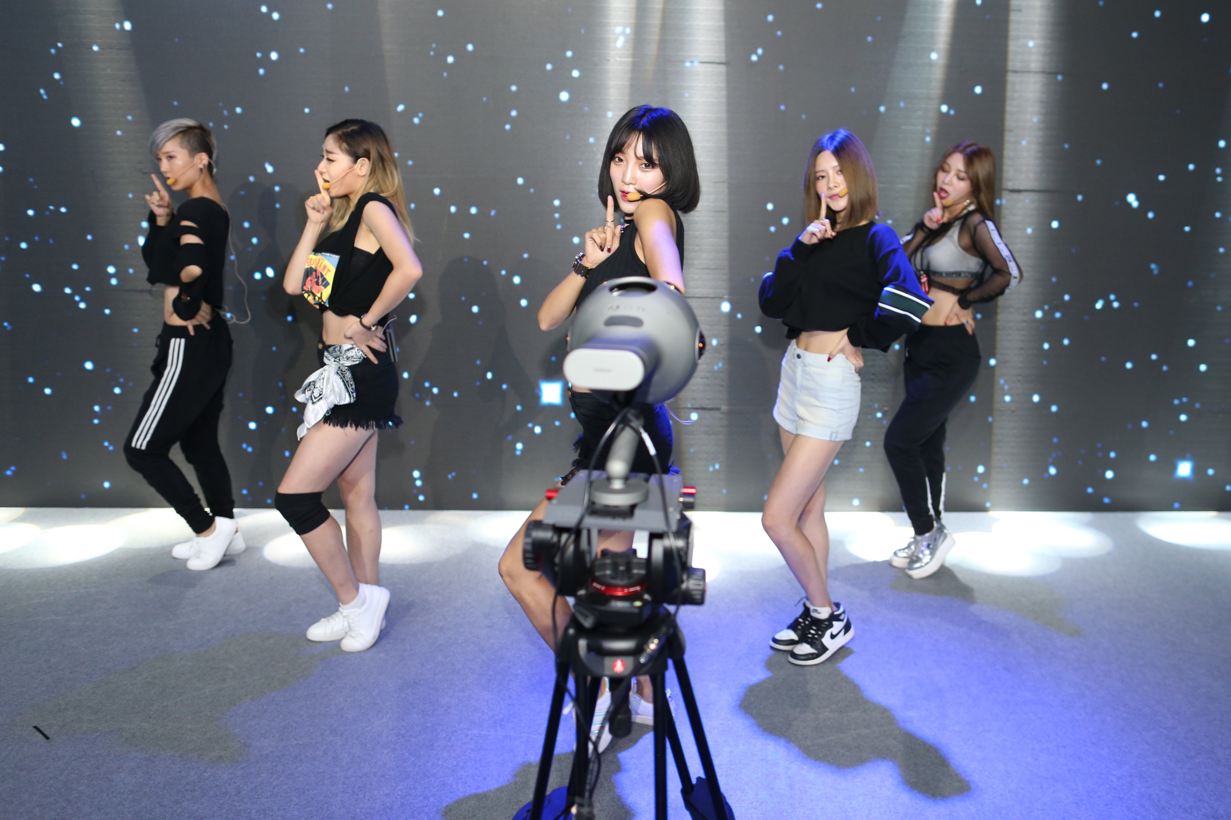 久違的諾基亞在中國(guó)開(kāi)了場(chǎng)發(fā)布會(huì)，主角是關(guān)于 VR 